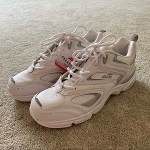 Avía Walking Shoes with Archrocker technology